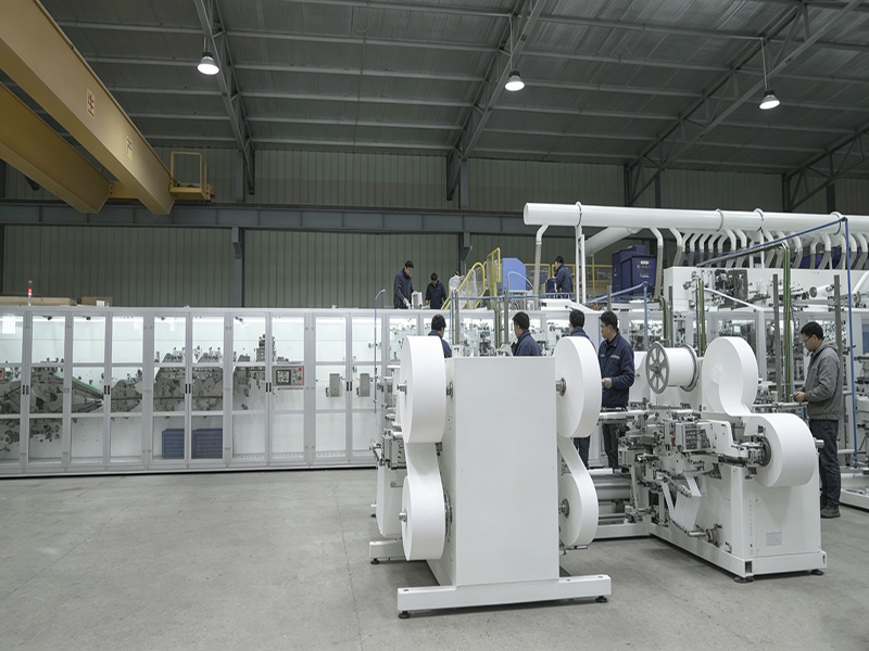 Instalación y puesta en marcha de la primera máquina de pañales nueva completada.